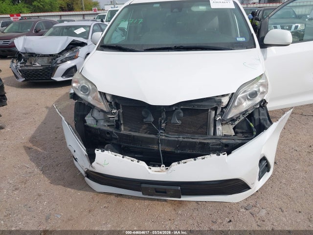 5TDKZ3DC0KS006918 Toyota Sienna Le 8 Passenger