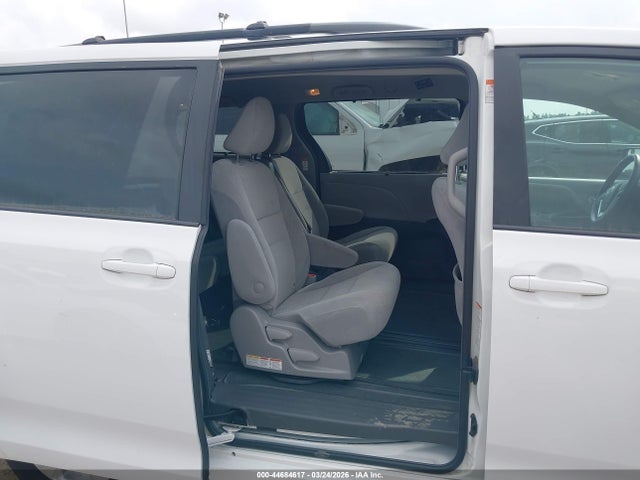 5TDKZ3DC0KS006918 Toyota Sienna Le 8 Passenger