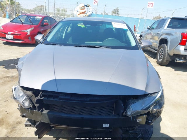 KMHLL4AG7PU590476 Hyundai ELANTRA SE