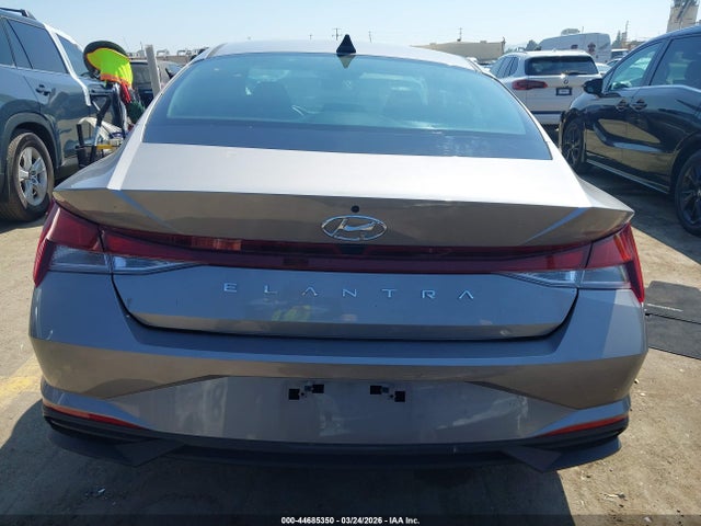 KMHLL4AG7PU590476 Hyundai ELANTRA SE