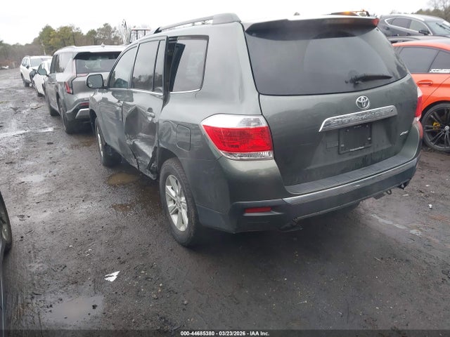 2013 Toyota Highlander Base Plus V6 მანქანა იყიდება აუქციონზე, vin: 5TDBK3EH4DS209134, აუქციონის ნომერი: 44685380