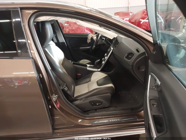 44685886 :رقم المزاد ، YV4612HK1G1006657 vin ، 2016 Volvo V60 Cross Country T5 مزاد بيع