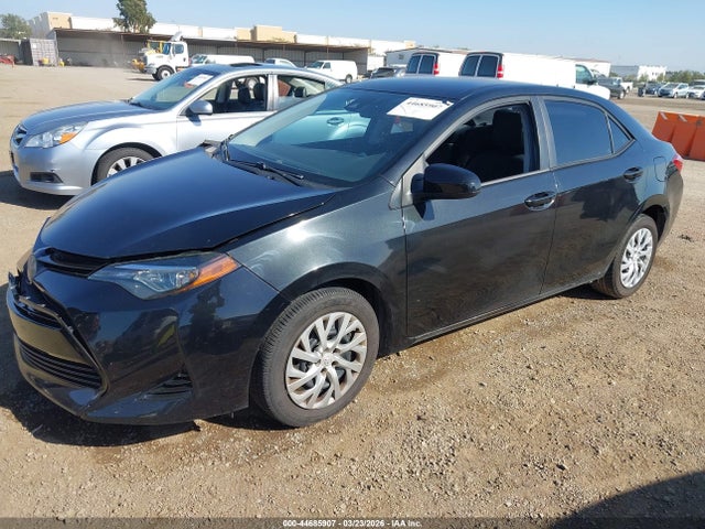 Toyota COROLLA LE 2018 5YFBURHE2JP838927 Image 2
