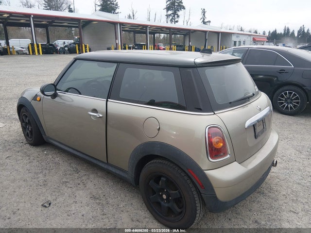 2009 MINI COOPER WMWMF33529TW73793 Photo 2