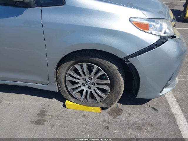 5TDYZ3DC7KS978039 Toyota Sienna Xle Premium 8 Passenger
