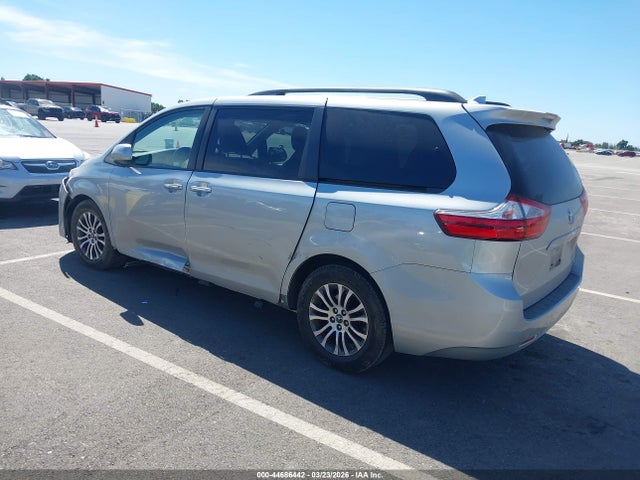 5TDYZ3DC7KS978039 Toyota Sienna Xle Premium 8 Passenger