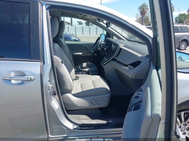 5TDYZ3DC7KS978039 Toyota Sienna Xle Premium 8 Passenger