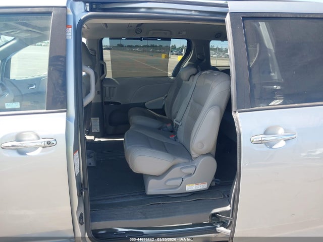 5TDYZ3DC7KS978039 Toyota Sienna Xle Premium 8 Passenger