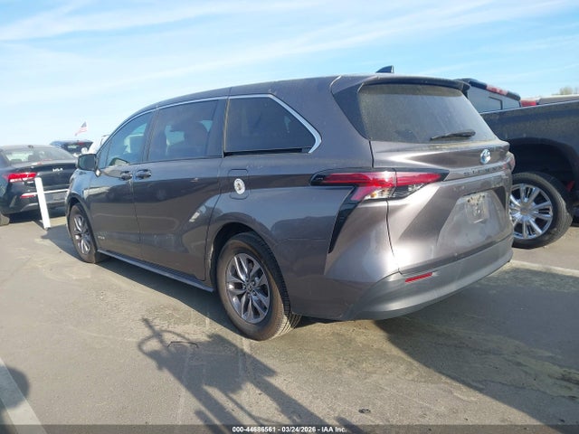 2021 TOYOTA SIENNA 5TDKRKEC8MS028533 Photo 2