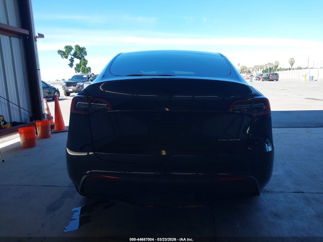 2024 Tesla Model Y Long Range Dual Motor All-wheel Drive მანქანა იყიდება აუქციონზე, vin: 7SAYGDEE9RF006407, აუქციონის ნომერი: 44687004