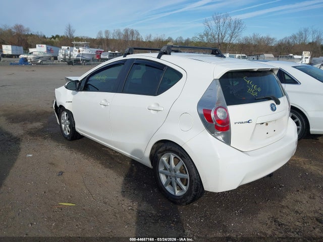 2013 TOYOTA PRIUS C JTDKDTB34D1038546 Photo 2