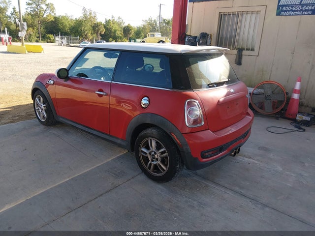 2011 MINI COOPER S WMWSV3C55BTY11844 Photo 2