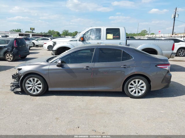 44688658 :رقم المزاد ، 4T1C11AKXLU996657 vin ، 2020 Toyota Camry Le مزاد بيع