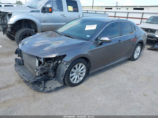 44688658 :رقم المزاد ، 4T1C11AKXLU996657 vin ، 2020 Toyota Camry Le مزاد بيع