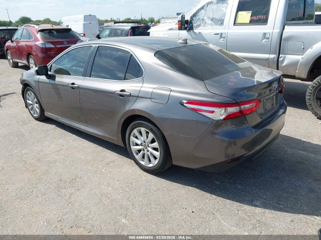 44688658 :رقم المزاد ، 4T1C11AKXLU996657 vin ، 2020 Toyota Camry Le مزاد بيع