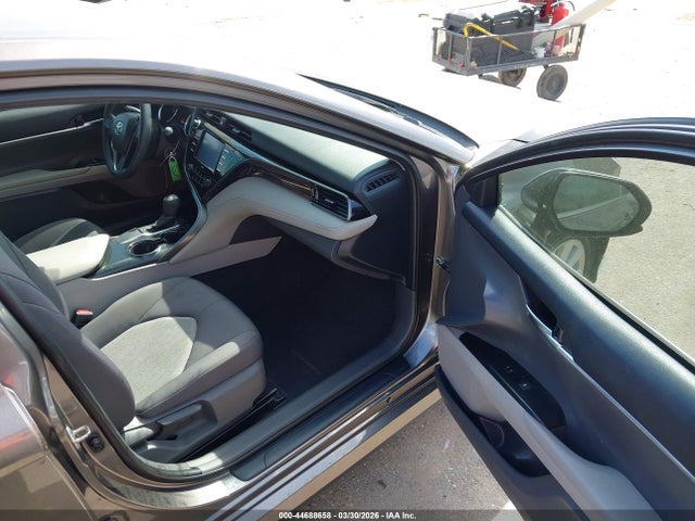 44688658 :رقم المزاد ، 4T1C11AKXLU996657 vin ، 2020 Toyota Camry Le مزاد بيع