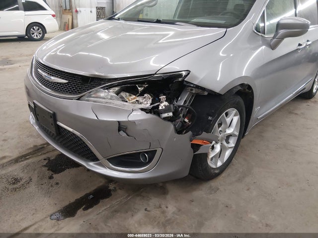 Продаж на аукціоні авто 2018 Chrysler Pacifica Touring L, vin: 2C4RC1BG3JR128173, номер лоту: 44689023