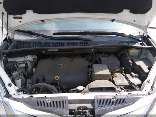 44689251 :رقم المزاد ، 5TDKZ3DC9HS835124 vin ، 2017 Toyota Sienna Le 8 Passenger مزاد بيع