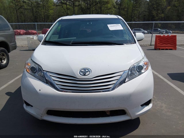 44689251 :رقم المزاد ، 5TDKZ3DC9HS835124 vin ، 2017 Toyota Sienna Le 8 Passenger مزاد بيع