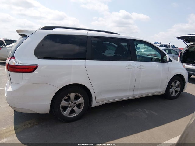 44689251 :رقم المزاد ، 5TDKZ3DC9HS835124 vin ، 2017 Toyota Sienna Le 8 Passenger مزاد بيع