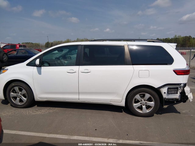 44689251 :رقم المزاد ، 5TDKZ3DC9HS835124 vin ، 2017 Toyota Sienna Le 8 Passenger مزاد بيع