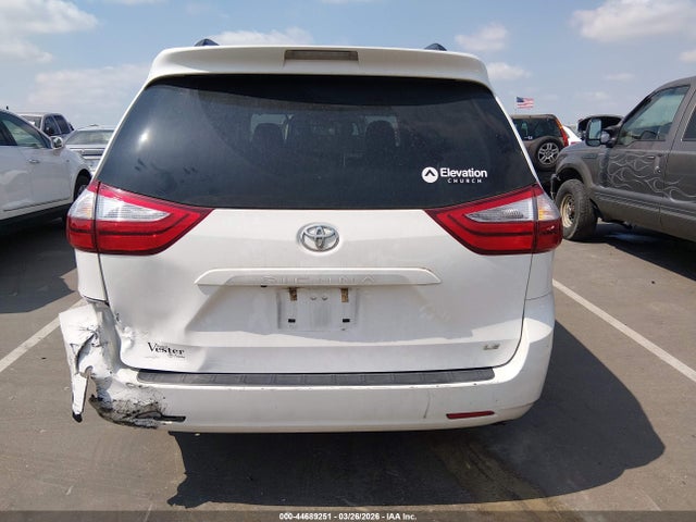 44689251 :رقم المزاد ، 5TDKZ3DC9HS835124 vin ، 2017 Toyota Sienna Le 8 Passenger مزاد بيع