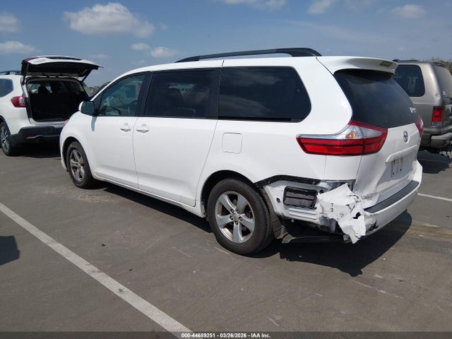 44689251 :رقم المزاد ، 5TDKZ3DC9HS835124 vin ، 2017 Toyota Sienna Le 8 Passenger مزاد بيع