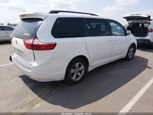 44689251 :رقم المزاد ، 5TDKZ3DC9HS835124 vin ، 2017 Toyota Sienna Le 8 Passenger مزاد بيع