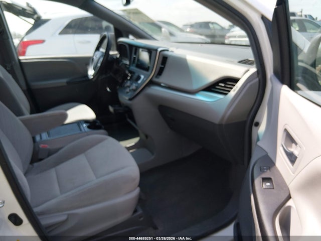 44689251 :رقم المزاد ، 5TDKZ3DC9HS835124 vin ، 2017 Toyota Sienna Le 8 Passenger مزاد بيع
