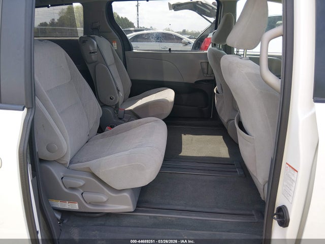 44689251 :رقم المزاد ، 5TDKZ3DC9HS835124 vin ، 2017 Toyota Sienna Le 8 Passenger مزاد بيع