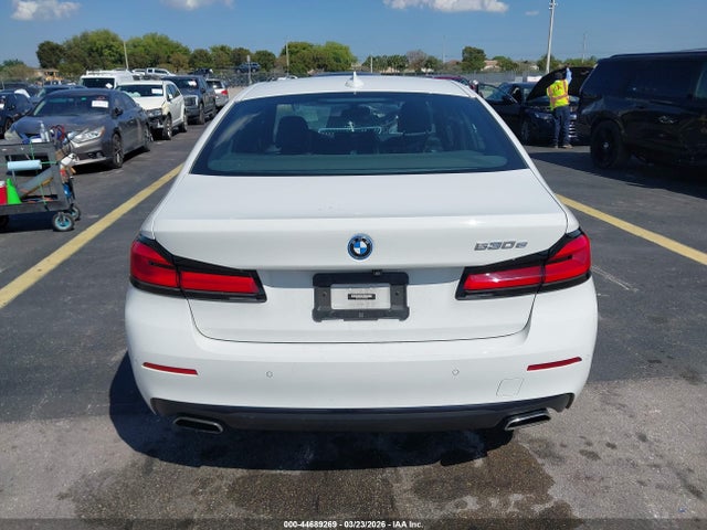 44689269 :رقم المزاد ، WBA13AG01NCH82967 vin ، 2022 Bmw 530e مزاد بيع