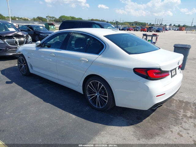 44689269 :رقم المزاد ، WBA13AG01NCH82967 vin ، 2022 Bmw 530e مزاد بيع