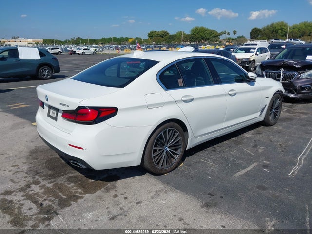 44689269 :رقم المزاد ، WBA13AG01NCH82967 vin ، 2022 Bmw 530e مزاد بيع