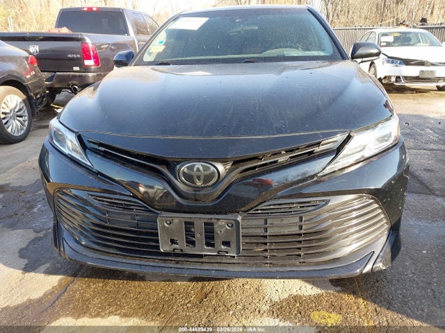 2018 Toyota Camry Le მანქანა იყიდება აუქციონზე, vin: 4T1B11HK3JU083477, აუქციონის ნომერი: 44689439