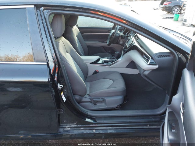 2018 Toyota Camry Le მანქანა იყიდება აუქციონზე, vin: 4T1B11HK3JU083477, აუქციონის ნომერი: 44689439