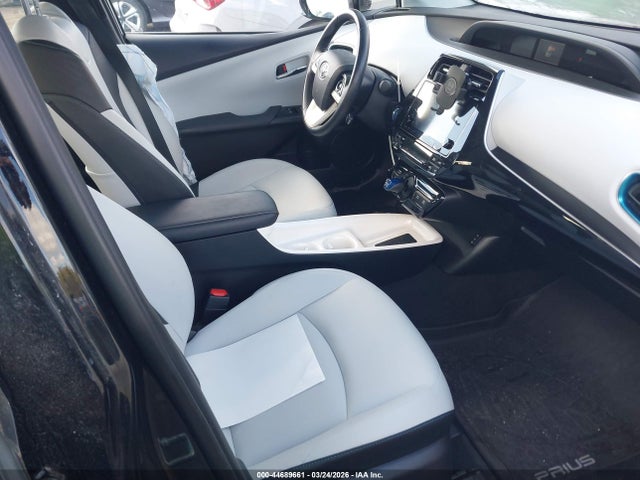 JTDKARFU3H3048283 Toyota Prius Four