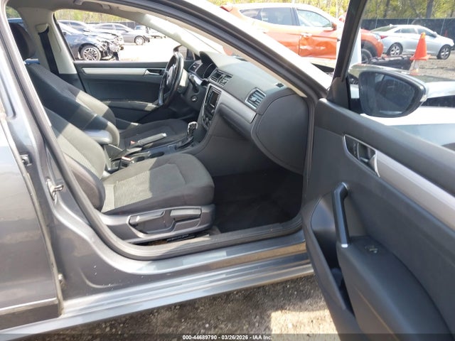 Продаж на аукціоні авто 2017 Volkswagen Passat 1.8t S, vin: 1VWAT7A35HC032673, номер лоту: 44689790