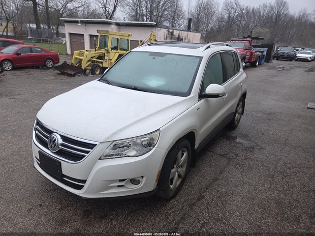 2010 Volkswagen Tiguan Wolfsburg Edition მანქანა იყიდება აუქციონზე, vin: WVGBV7AX8AW515384, აუქციონის ნომერი: 44690692