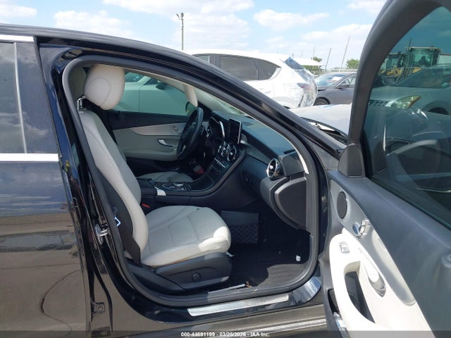 44691199 :رقم المزاد ، 55SWF4JB3HU217599 vin ، 2017 Mercedes-benz C 300 مزاد بيع