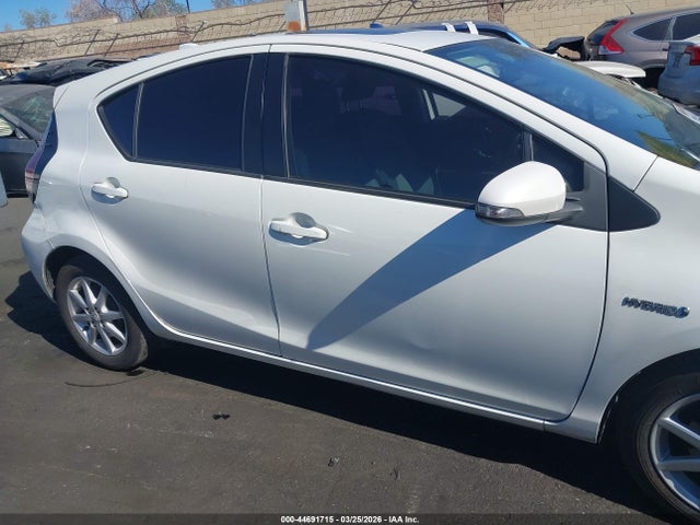 JTDKDTB35F1092666 Toyota Prius C Four