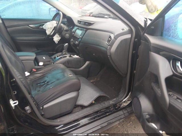 JN8AT2MV2HW002360 Nissan Rogue Sl