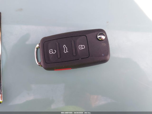2016 Volkswagen Beetle 1.8t Se მანქანა იყიდება აუქციონზე, vin: 3VW517AT4GM803872, აუქციონის ნომერი: 44691805