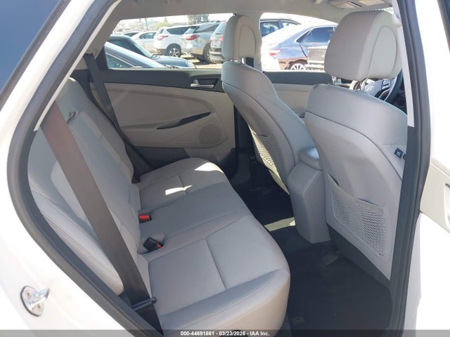 KM8J33A47HU598571 Hyundai TUCSON SE