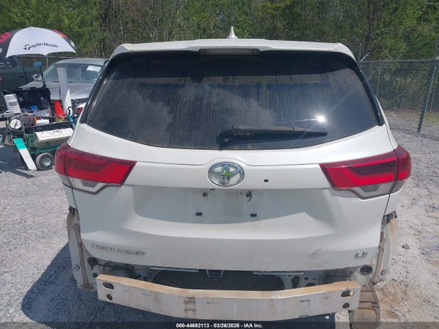 Toyota Highlander Le Plus 2018 5TDZZRFH7JS256441 Image 17