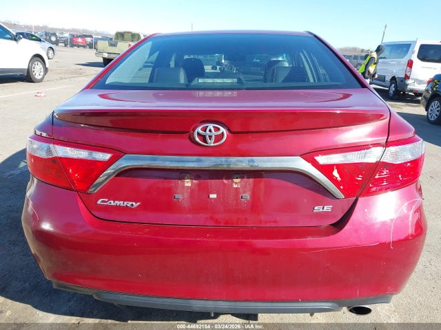 44692154 :رقم المزاد ، 4T1BF1FK0HU670895 vin ، 2017 Toyota Camry Se مزاد بيع