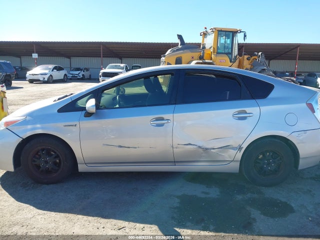 Toyota Prius Two 2015 JTDKN3DU2F0471732 Image 13