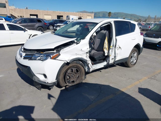 2T3ZFREV5FW158109 Toyota RAV4 LE