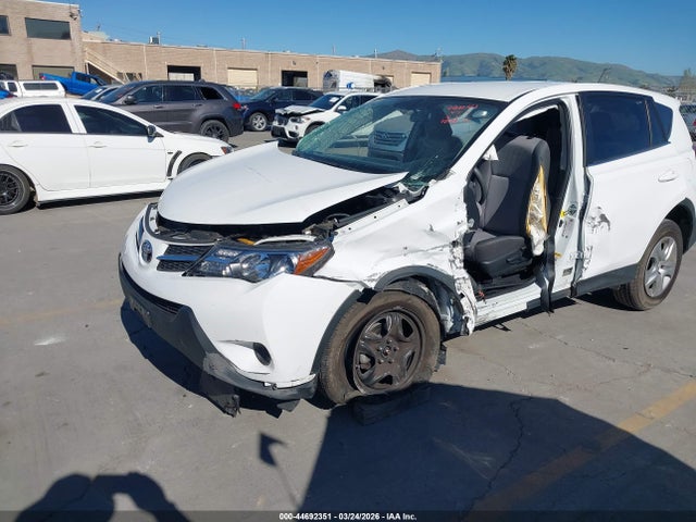 2T3ZFREV5FW158109 Toyota RAV4 LE
