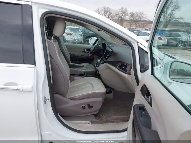 Продажа на аукционе авто 2017 Chrysler Pacifica Touring-l Plus, vin: 2C4RC1EG2HR585577, номер лота: 44693003