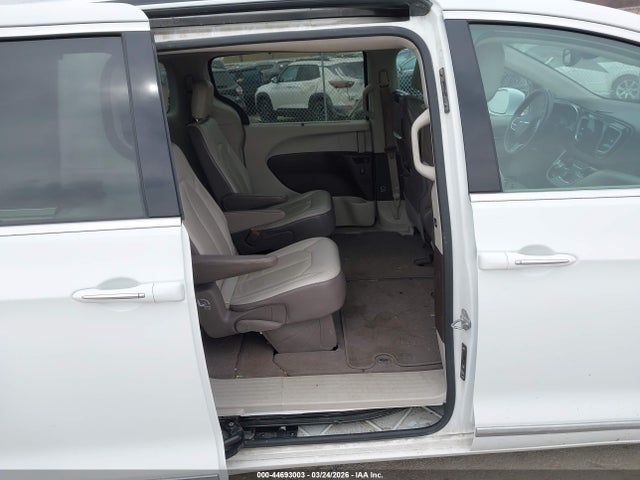 Продажа на аукционе авто 2017 Chrysler Pacifica Touring-l Plus, vin: 2C4RC1EG2HR585577, номер лота: 44693003